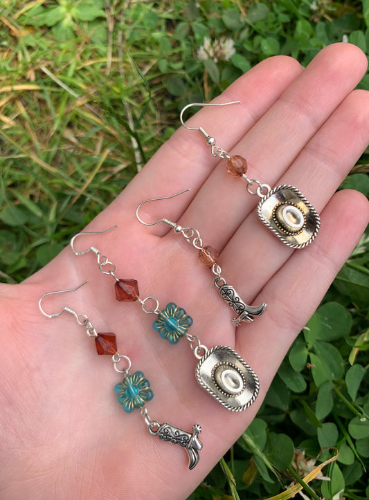 Beaded cow boy / girl earrings ✨🤠