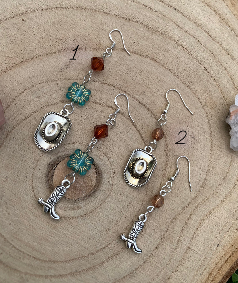 Beaded cow boy / girl earrings ✨🤠